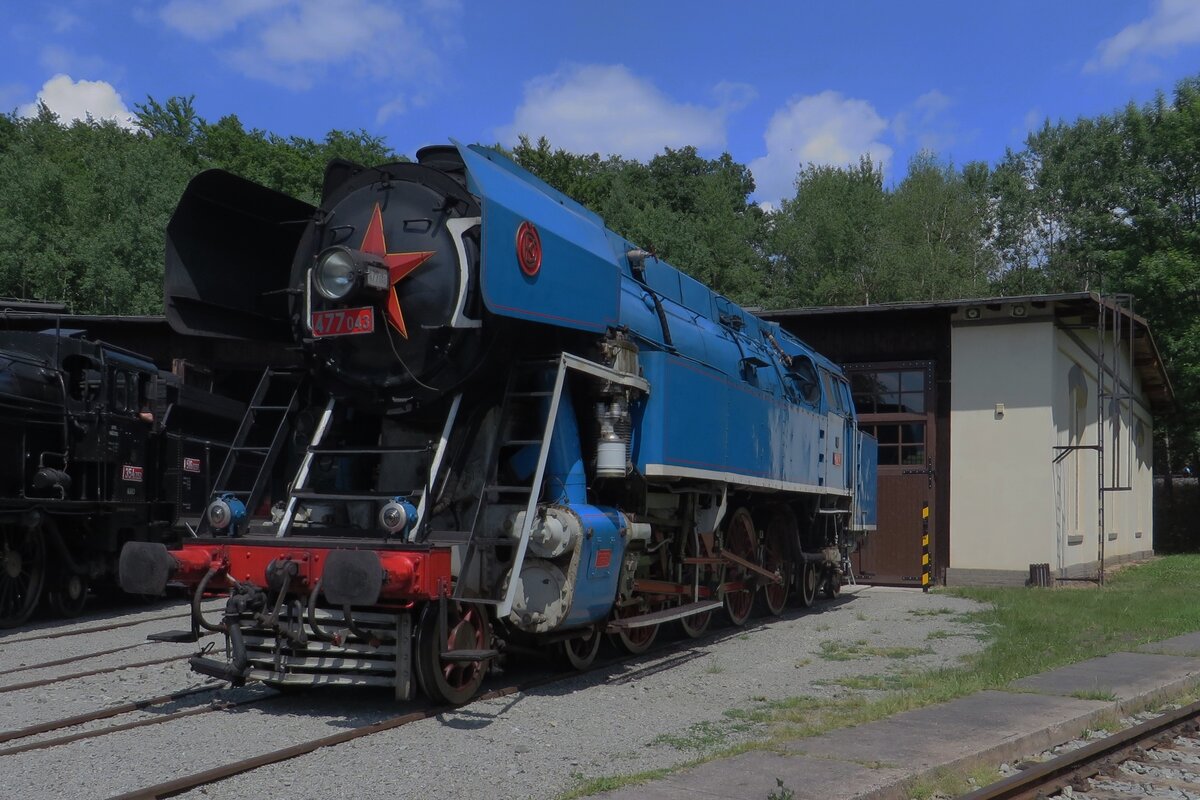Papousek 477 043 steht am 12 Juni 2022 ins Eisenbahnmuseum von Luzna u Rakovnika.