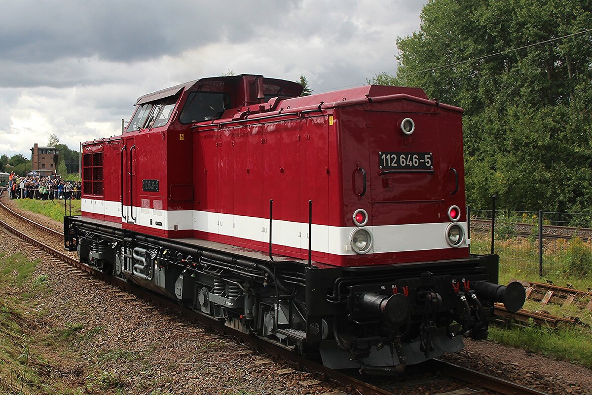 Paradestrecke beim Museumsbw: in Chemnitz-Hilbersdorf gibt es!  W�hrend das 33.Heizhausfest dort wird am Samstag 22 Augustus 2026 auf die Anschlussbahn, parallel an der Hauptstrecke Chemnitz<=>Dresden ein nette Fahrzeugparade organisiert und u.A. Triangula, ex-DR 112 646 tont sich vom besten Seite.
