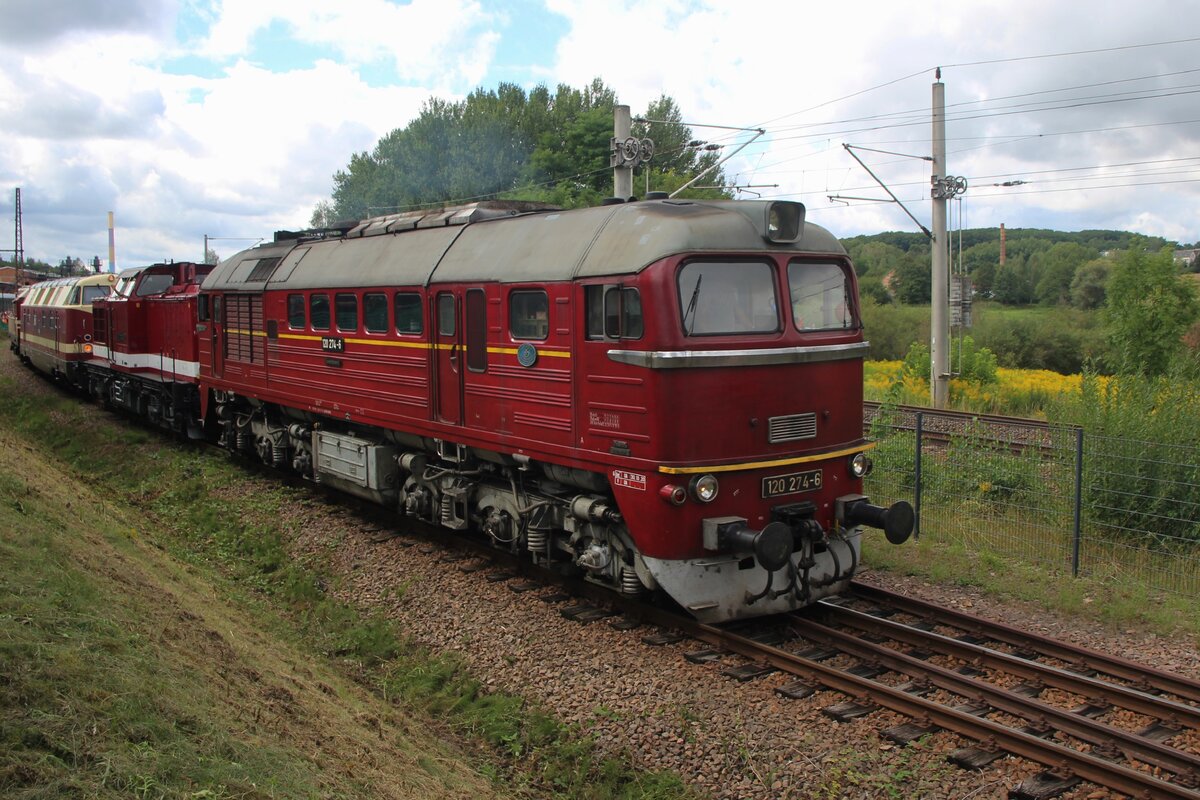 Paradestrecke beim Museumsbw: in Chemnitz-Hilbersdorf gibt es!  W�hrend das 33.Heizhausfest dort wird am Samstag 22 Augustus 2026 auf die Anschlussbahn, parallel an der Hauptstrecke Chemnitz<=>Dresden ein nette Fahrzeugparade organisiert. Der Arnstadter Taigatrommel 120 274 schleppt in Vorbereitung dieser Lokparade drie andere ex-DR Dieselloks (112 646 der Triangula, ex-ITL 118 552 und einer aus Tschechischer Produktion stammender ex-DR 107) nach hinterher. 