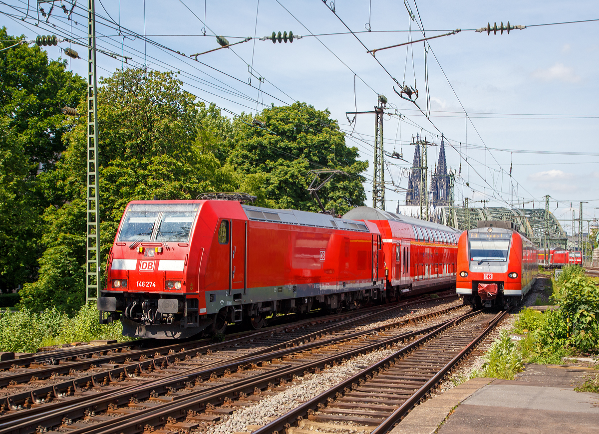 
Paralleleinfahrt zweier RE der DB Regio NRW in den Bahnhof Kln Messe/Deutz am 01.06.2019.
Die 146 274 (91 80 6146 274-6 D-DB) mit dem RE 5 “Rhein-Express“ nach Wesel. 
Davor (rechts im Bild) der ET 425 098-1 als RE 8 “Rhein-Erft-Express“ z.Z. nur bis Troisdorf fahrend.

Die 146 274-6 wurde 2015 von Bombardier in Kassel gebaut.
