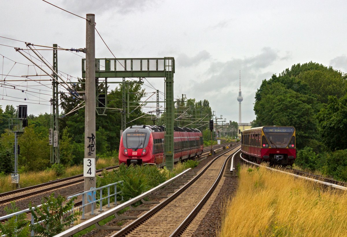 Parallelfahrt zwischen 442 333 als RB24 und einem Dreiviertelzug der Baureihe 480. Wegen Bauarbeiten an der Ringbahn fuhren die Linien S45 - S47 �ber Pl�nterwald und ab Treptower Park weiter als S42. Hier ist der Zug gerade mitten in der Umschilderung, bereits als S42, aber noch mit dem Ziel Treptower Park zu sehen.