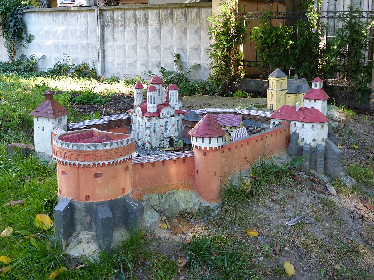  Park Miniatyur U Lʹvovi , Palast der Grafen von Potockis, Potocki-Palast, Mykoly Kopernyka Strasse, Lviv 08-09-2016.


Miniaturen bouwwerken uit Oekrane en omringende landen in Park Miniatyur U Lʹvovi, achterzijde van het Pototskypaleis, Mykoly Kopernyka straat, Lviv 08-09-2016.