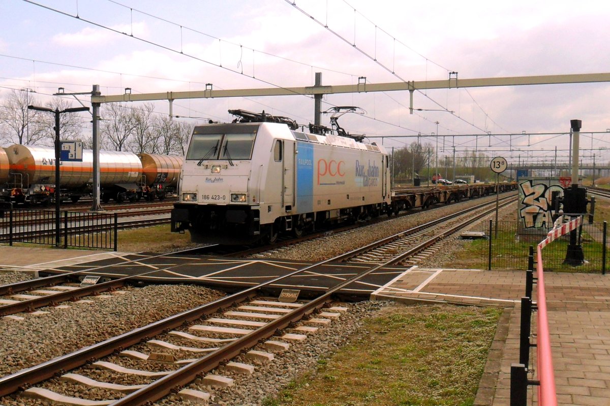 PCC/RTB 186 423 dönnert durch Lage Zwaluwe am 27 März 2019.