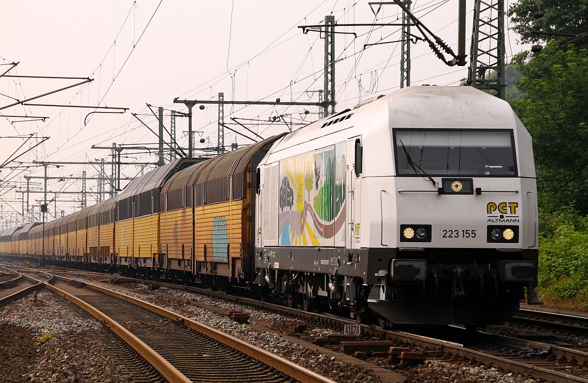 PCT Altmann 223 155-3 mit ARS Autozug nach Cuxhaven festgehalten bei der Durchfahrt in HH-Harburg. 28.06.2014