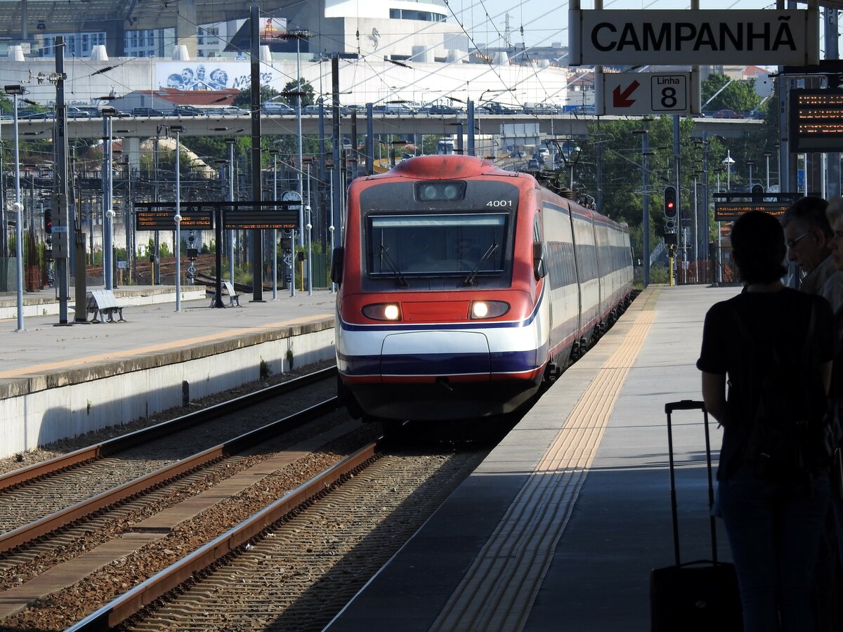Pendular Nr.4001 im Bahnhof Campanha in Porto am 19.05.2018.