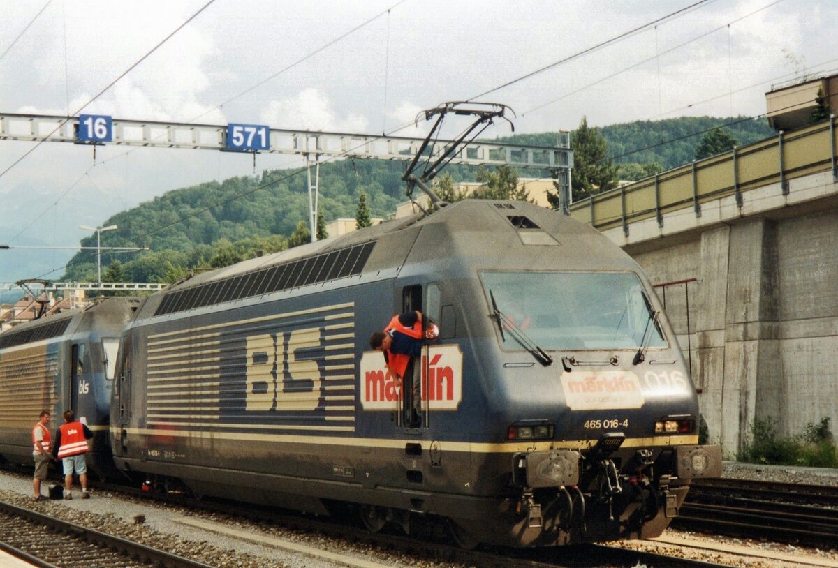 Personalwechsel am 19 Mai 2006 bei BLS 465 016 in SPiez am 19 Mai 2006; vom Bahnsteig 5 beobachtet.