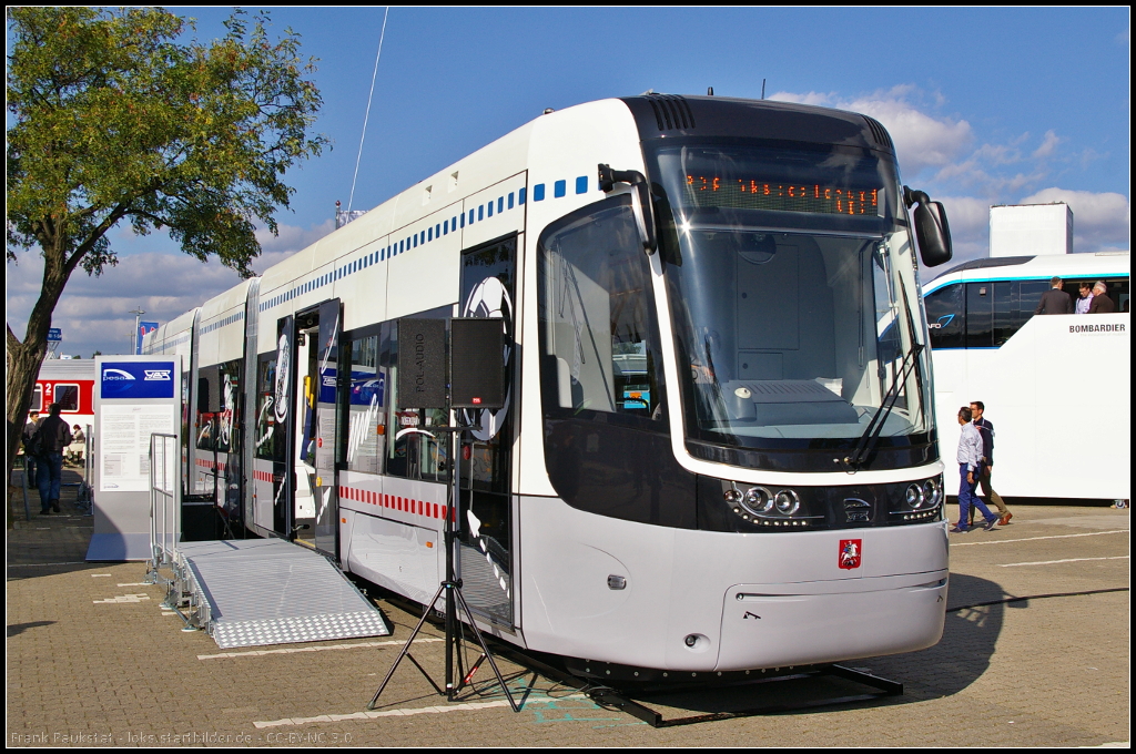 Pesa Fokstrot Forward Low-floor Tram for Moscow, Russia.

In Zusammenarbeit mit UralTransMasz sollen insgesamt 120 Straßenbahnen des Typs Fokstrot Forward für Moskau (Betreiber MOSGORTRANS) gebaut werden. Die ersten vier Bahnen wurden im März 2014 ausgeliefert. Die Tram stand während der InnoTrans 2014 in Berlin auf dem Freigelände.

Daten: Länge 26 m, Sitz- und Stehplätze gesamt 190, Geschwindigkeit 75 km/h, Einsatz im Temperaturbereich -40 bis +40 Grad C.
