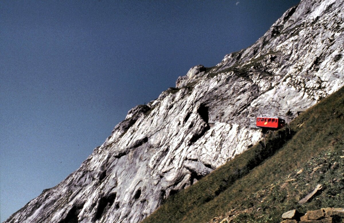 Pilatusbahn am 21.09.1981. Strecke mit vorausfahrendem Fahrzeug (Suchbild).
