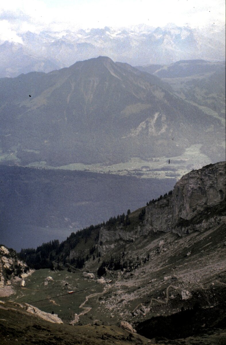Pilatusbahn, eine Stufe tiefer sind zwei Bhe 1/2 unterwegs, am 21.09.1981.