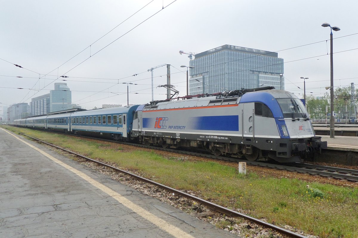 PKP 370 008 durchfahrt am 2 Mai 2016 mit EC 'HUNGARIA' Warszawa Zachodnia.