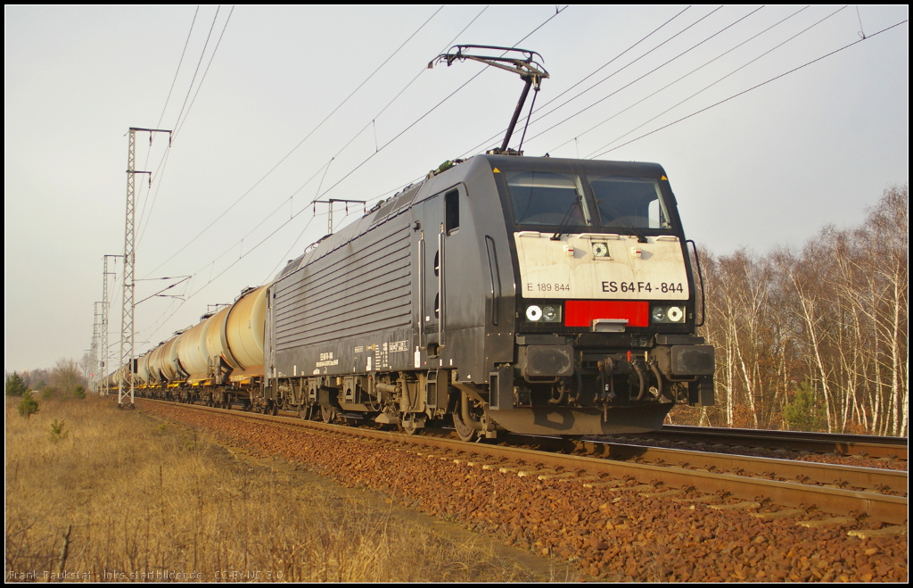 PKP Cargo ES 64 F4-844 / E 189 844, angemietet von MRCE, mit Zas-Wagen am 07.03.2014 durch die Berliner Wuhlheide. Ein Gru� an den Tf und seinen Kollegen mit dem es noch ein interessantes Gespr�ch gab