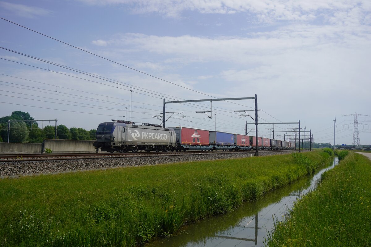 PKP Cargo EU46-513 zieht am 29 Mai 2026 ein Containerzug durch Valburg und wird vom offenbarer Weg fotografiert.