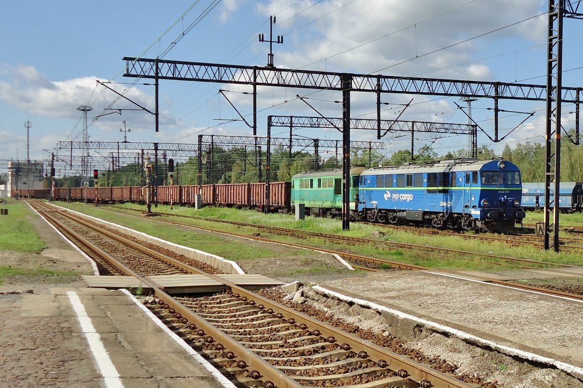 PKP SU46-029 zieht ein Kohlerzug in Wegliniec am 23 September 2014.