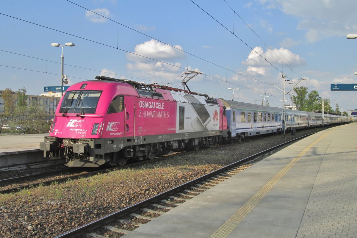 PKP Werbelok 370 002 steht am2 Mai 2016 abfahrtbereit in Warszawa Wschodnia.