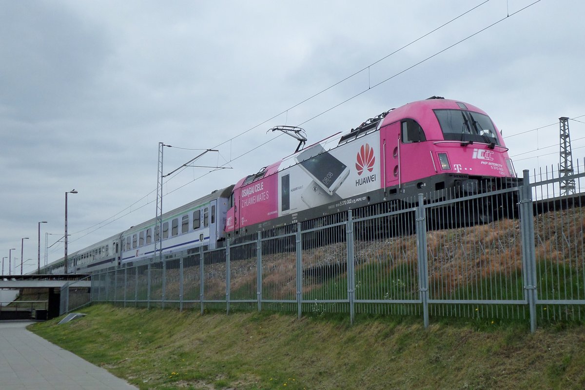 PKP Werbelok 370 002 steht am 2 Mai 2016 abfahrtbereit in Warszawa Wschodnia.
