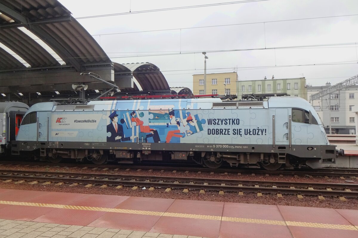 PKPIC 370 005 steht am 24 Augustus 2021 in Katowice. Leider war der Bahnsteig gerade zu Kurz für ein 100%-iger Seitenschüss.
