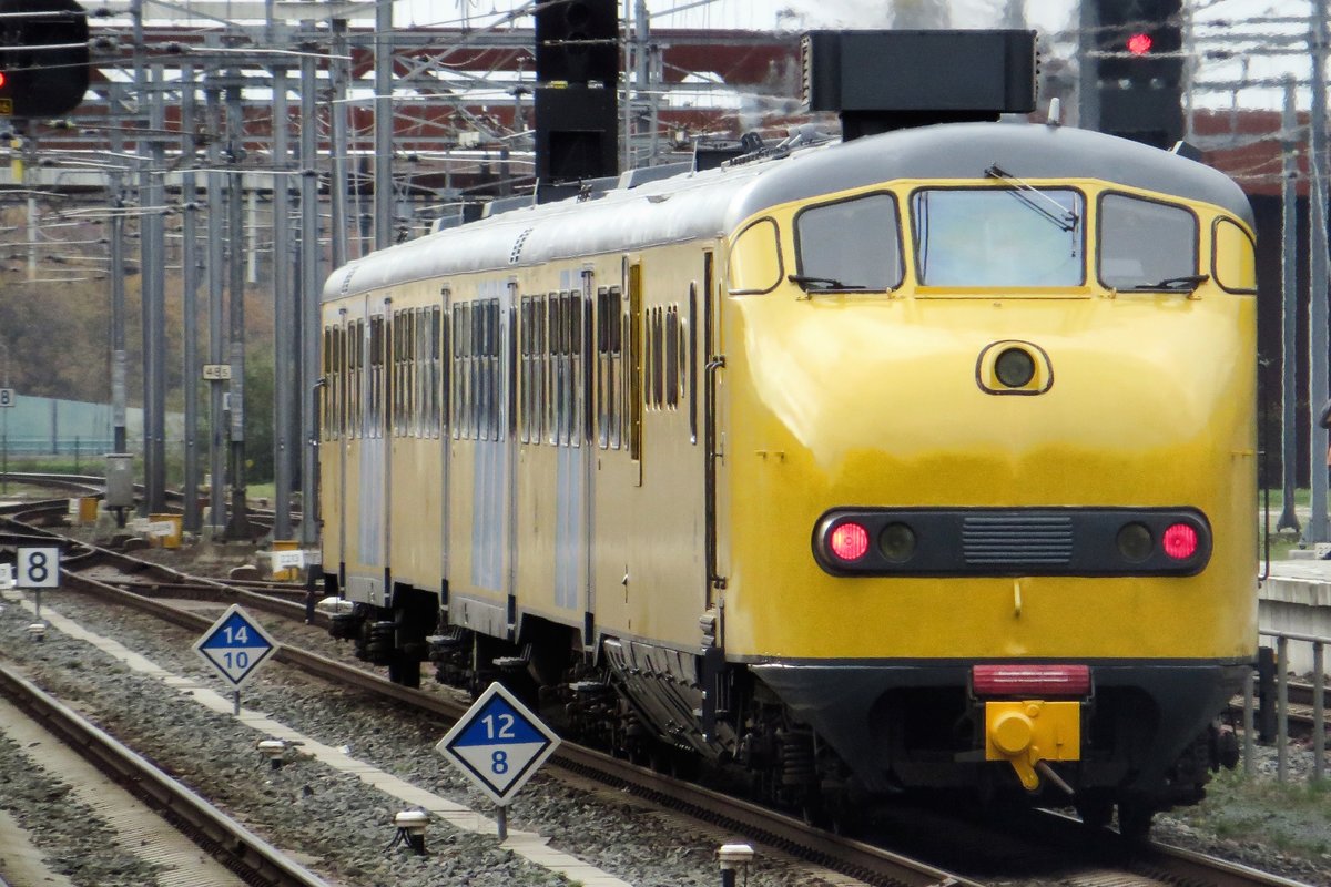 Plan U 151 durchfahrt an 15 November 2020 's-Hertogenbosch während ein Fitnessfahrt. Beim Indienststellung diese Triebzüge waren sie rot; ab 1968 bekamen die 42 Plan U Triebzüge das gelb.