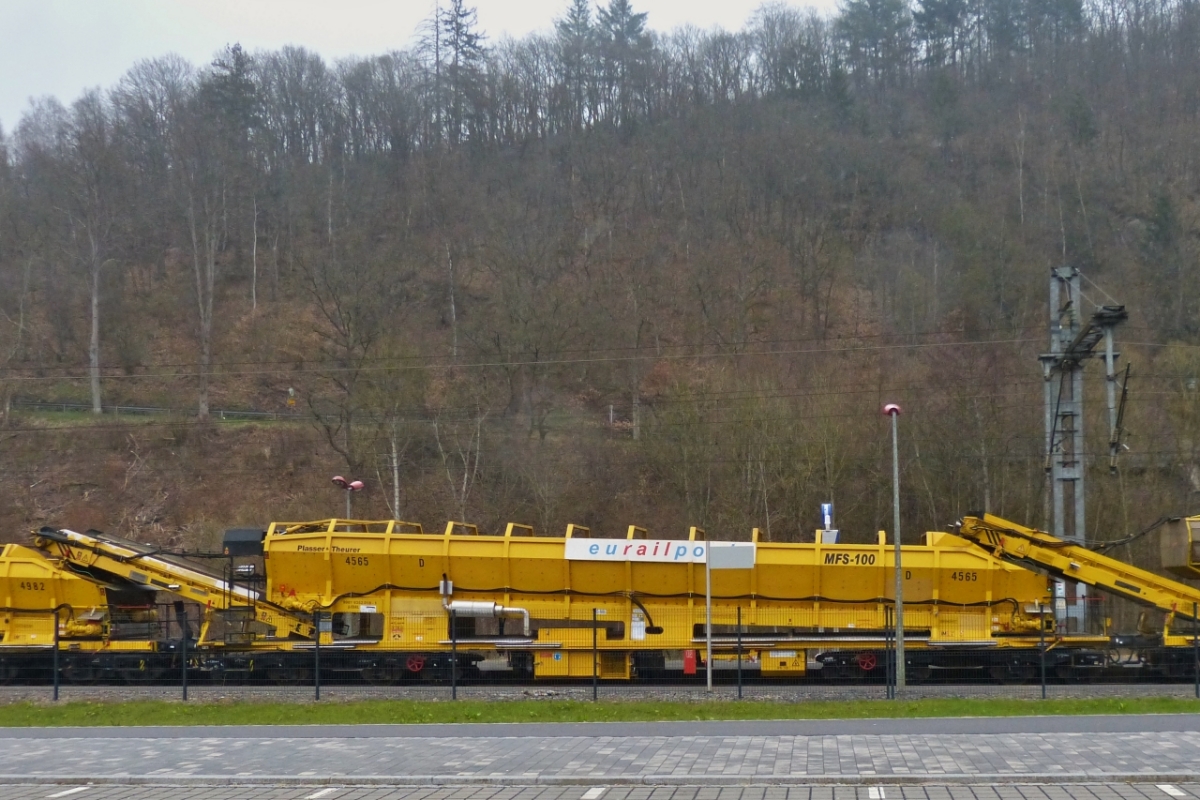 Plasser & Theurer Material-, Förder- und Siloeinheiten (9981 9352 018-1 A-Rail), eingereiht in einem Gleisumbauzug welcher im Bahnhof in Clervaux stand. 05.04.2021