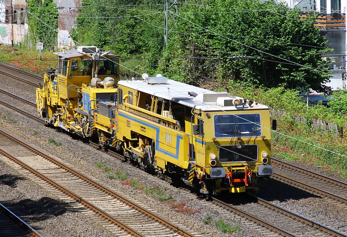 Plasser&Theurer Gleisbaumaschine D-DGU 99 80 9425 064-9 am 12.6.2022 in Wuppertal-Barmen
