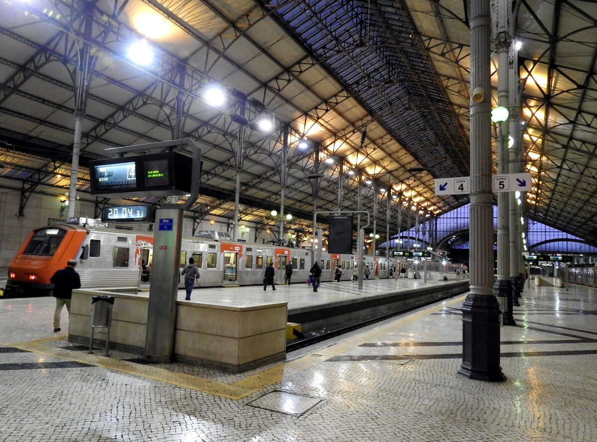 Portugal, Lissabon, Bahnhof Rossio mit Triebwagen CP 2355 am 30.03.2017.