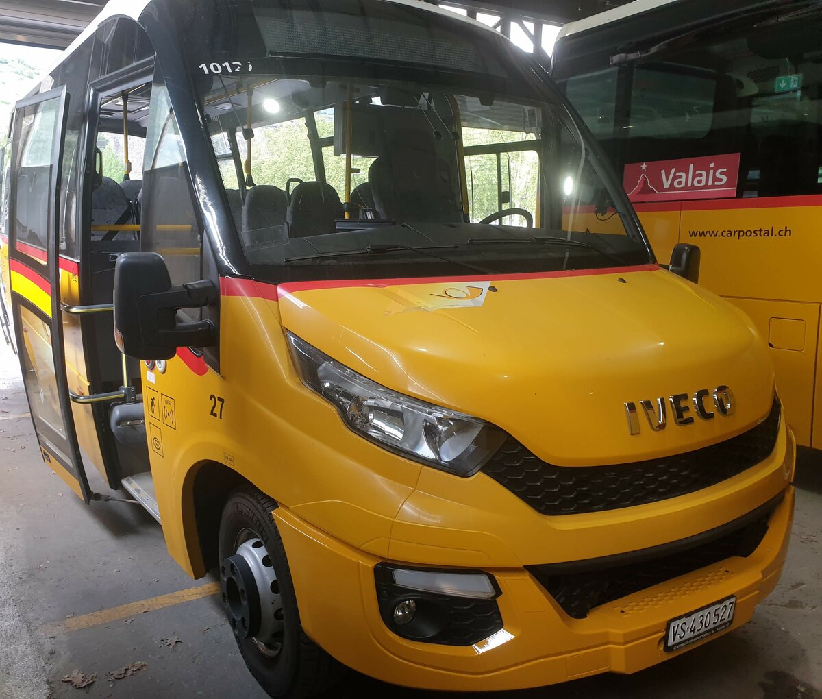 Postauto Wallis - Nr. 27/VS 430'527 - PID 10127 - Iveco/Rosero le 20 juin 2022 à Sion, Garage Régie