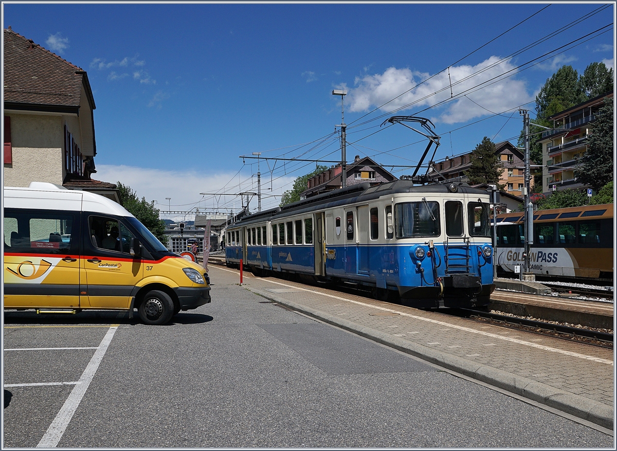 Postautoanschluss in Chernex; während das kleine Postauto Richtung Vallon de Villars fahren wird, verlässt der MOB ABDe 8/8 4004  Fribourg  Chernex Richtung Montreux.
30. Juni 2017
