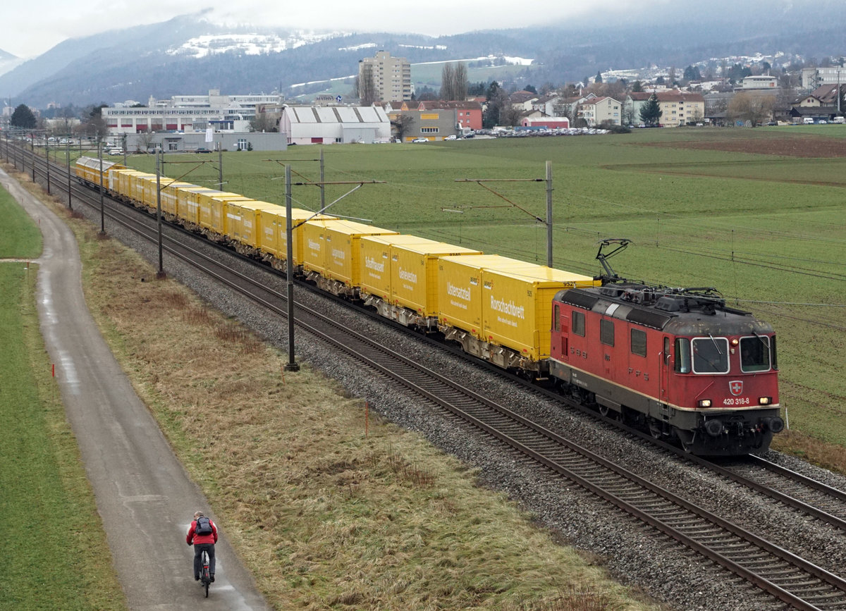 Postzug mit der Re 420 318-8 zwischen Bettlach und Selzach am sehr trüben 22. Januar 2021.
Foto: Walter Ruetsch