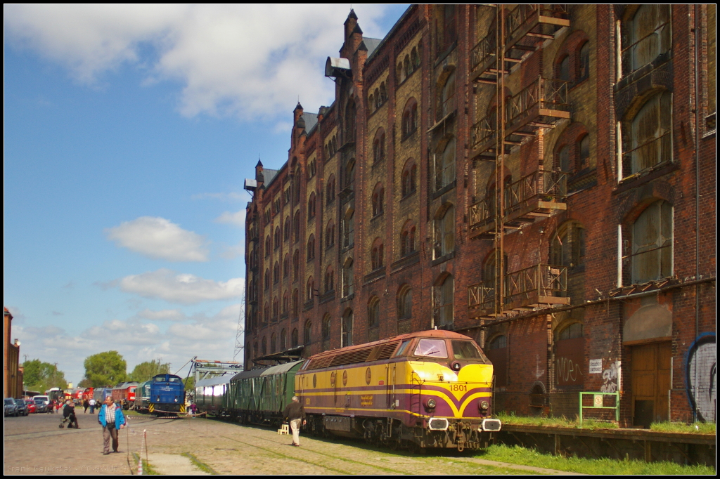 Power Rail 1801 beim Familienfest in Magdeburg Neustadt, 10.05.2015
<br><br>
Blick entlang des alten Lagerhauses am Wirtschaftshafen, vorne die mit Fristablauf abgestellte Power Rail 1801 aus Luxemburg. Bei sch�nem Wetter luden die Magdeburger Eisenbahnfreunde zum Familienfest ein, bei dem nicht nur die Sammlerst�cke des Vereins zu sehen waren. Auch Gastloks waren anwesend.