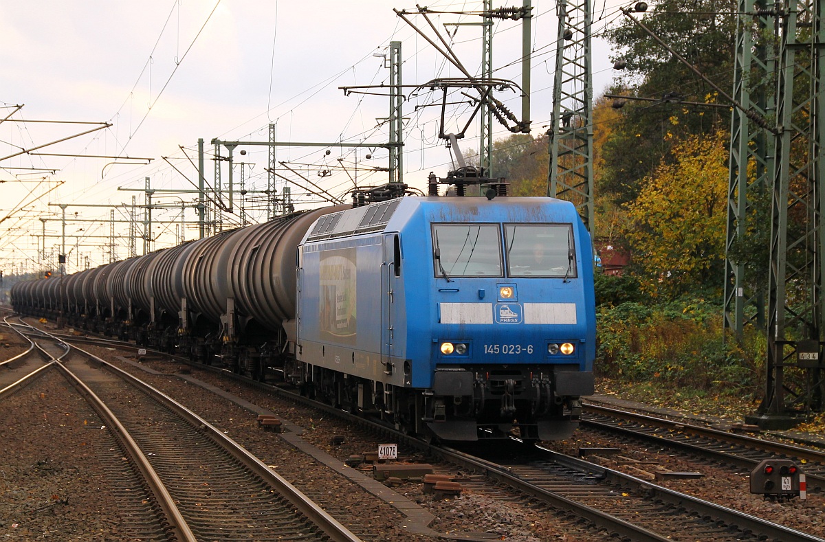 PRESS 145 023-6/145 083-2 (ex MThB 486 651-3, ex SBBC 481 001-6) war mit einem Öler am 26.10.2013 in HH-Harburg unterwegs. 