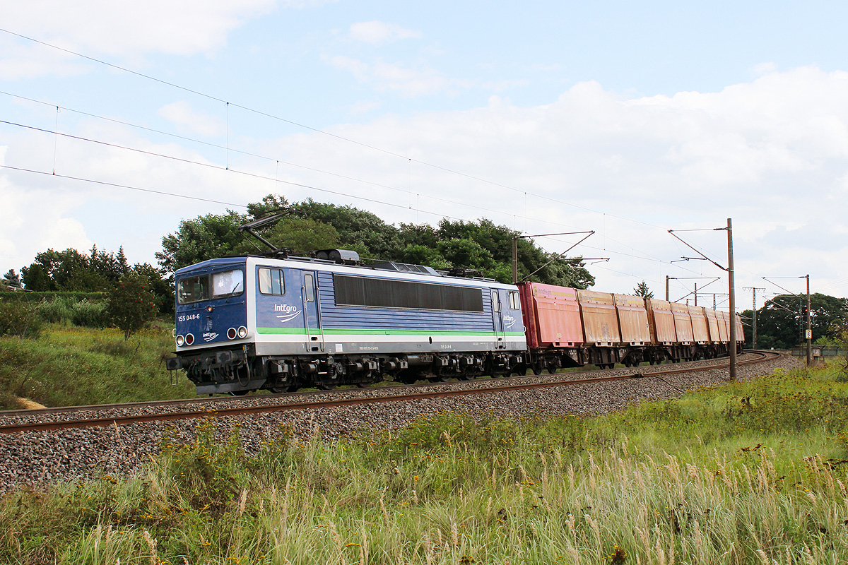 Press 155 048 kam mit dem Hackschnitzelzug Lbeck - Niedergrne aus Richtung Salzwedel und brachte diesen nach dem Kopfmachen noch bis Borstel, 20.08.2017.