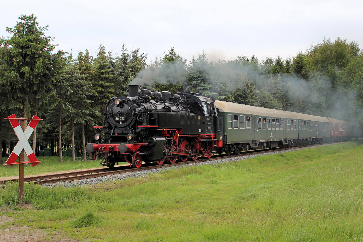 PRESS 86 333 Sonderfahrt im nassen Dreieck auf der EVB-Strecke Zeven - Tostedt, aufgenommen am 26.05.2019 in Wüstenhöfen.