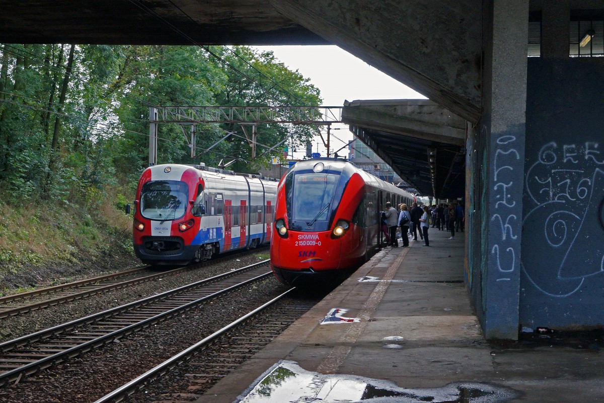Privatbahnen in Polen: WKD S-Bahn mit EN 97-013a PESA anlsslich einer Kreuzung mit AKMWA 2150 009-0 in WARSZAWA OCHOTA am 14. August 2014.  
Foto: Walter Ruetsch