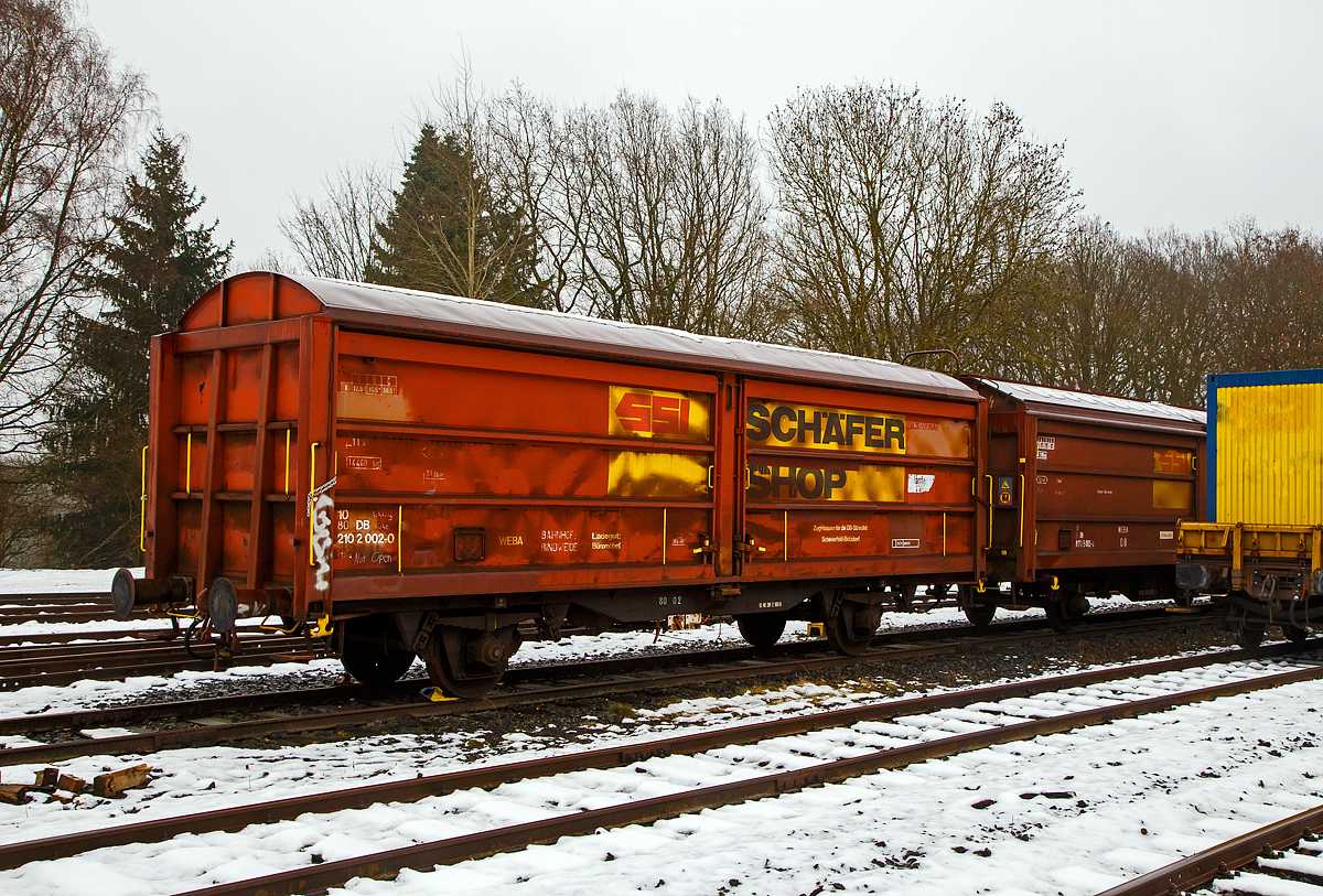 Privater gedeckter Güterwagen mit Schiebewänden der Gattung Hills, 10 80 2102 002-0, WEBA 03  (10 80 DB 210 2 002-0), der Westerwaldbahn (WEBA) abgestellt am 11.12.2021 auf dem Betriebshof der WEBA)auf der Bindweide bei Steinebach/Sieg abgestellt.

Der Wagen wurde 1989 von Rolanfer Matériel Ferroviaire SAS in Metz-Woippy (Frankreich) unter der Fabriknummer 534012 für die SNCB gebaut, wann er auf den Westerwald kam ist mir unbekannt.

Beschreibung:
Der Wagen hat auf jeder Längsseite vier Schiebewände, so ist es möglich jeweils eine halbe Längsseide zu öffnen. Eingesetzt wurden diese Waggons für den Transport von großen nässeempfindlichen Stückgütern (bei diesem Wagen waren es Büromöbel).

TECHNISCHE DATEN:
Spurweite: 1.435 mm
Länge über Puffer :11.690 mm
Achsabstand:  6.000 mm
Eigengewicht: 14.460 kg
Ladelänge:10.260 mm
Ladefläche: 25,8 m²
Rauminhalt: 57,41 m³
Höchstgeschwindigkeit:  100  km/h 
Maximales Ladegewicht: 20,5 t (Streckenklasse C oder höher)
Bremse: WE-GP 

Bei der WEBA war der Wagen auf der eigenen Strecke (Scheuerfeld – Bindweide – Weitefeld) und nur auf der DB Strecke Scheuerfeld (Sieg) – Betzdorf (Sieg) zugelassen. Die WEBA hat 2017 den Güterverkehr eingestellt. Zudem ist für den Kunden der Bahntransport von Büromöbel (von Weitefeld nach Betzdorf) nicht mehr nötig.
