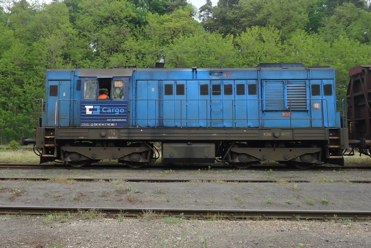 Profilblick auf 742 362 in Luzna u Rakovnika am 2.Pfingstentag 25 Mai 2015. Für Eisenbahnfans etwas gewöhnungsbedürftig ist der Fazit, dat den 2.Pfingstentag in die Tsjechei keine Ferientag ist /das Eisenbahnmuseum war am 25. geschlossen.