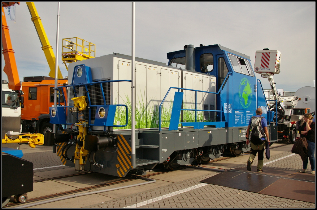 Prototyp der Gmeinder DE60 C Hybrid auf der InnoTrans2016 in Berlin. Angetrieben wird die Lok von einem Cat C13 Dieselmotor (354 kW) und einem Lithium-Ionen-Batteriesatz (350 kW). Weitere Infos unter https://goo.gl/3FKKZk oder das andere Bild zur Lok.