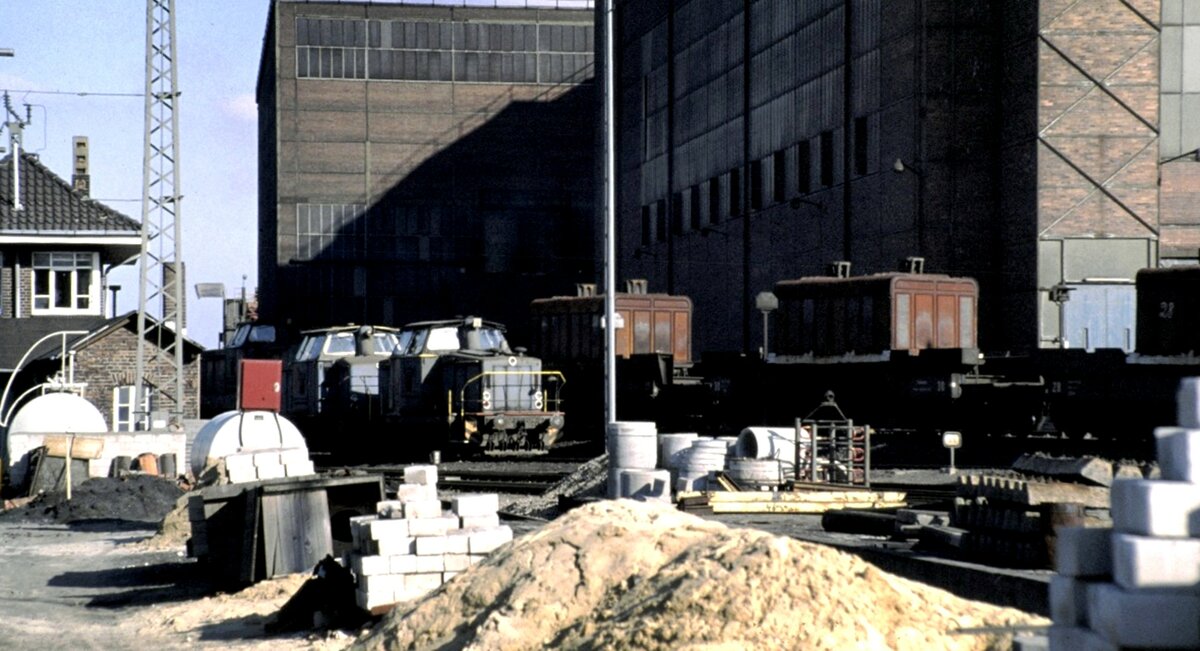 P+S Industrielokomtiven des Stahwerks in Peine im April 1979. Auf dem Gleis dahinter stehen Kokillenwagen.