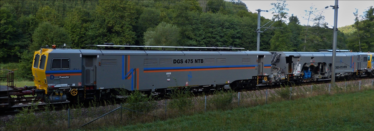 P&T Dynamischer Gleisstabilisator DGS 475 NTB, (99879126507-2), sie wurde 2017 von P&T unter der Maschinen-Nr. 6586 gebaut, stand am 26.08.18 mit Fotowolke nahe Colmar-Berg. (Hans)