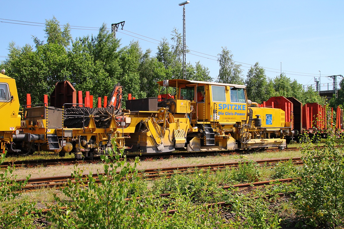 P&T Schotterplaniermaschine SSP 110 D(99 80 9425 017-7 D-SPAG)der Fa.Spitzke abgestellt am alten Gbf Neumünster(öffentliche Zufahrt). 09.06.2014