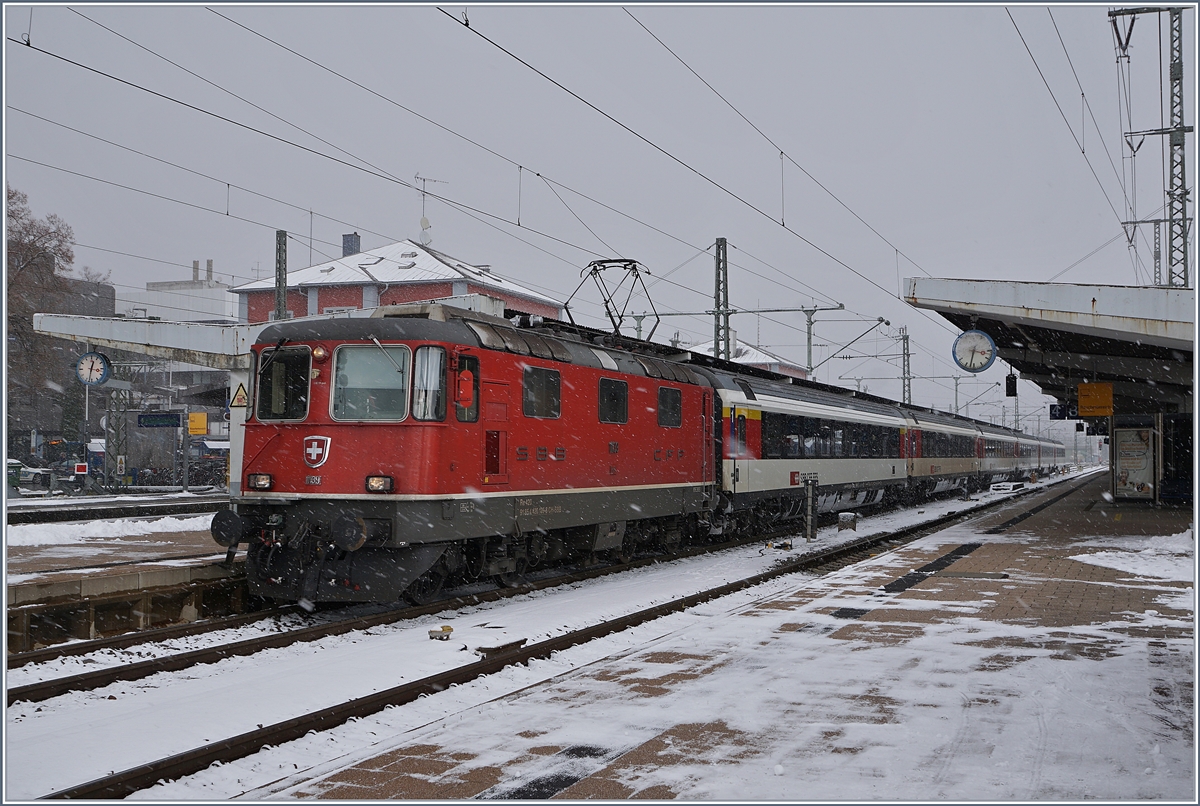 Pünktlich wie die Eisenbahn verlässt die SBB Re 4/4 II 11139 mit ihrem IC 183 von Stuttgart nach Zürich den Bahnhof Singen. 
9. Dez 2017