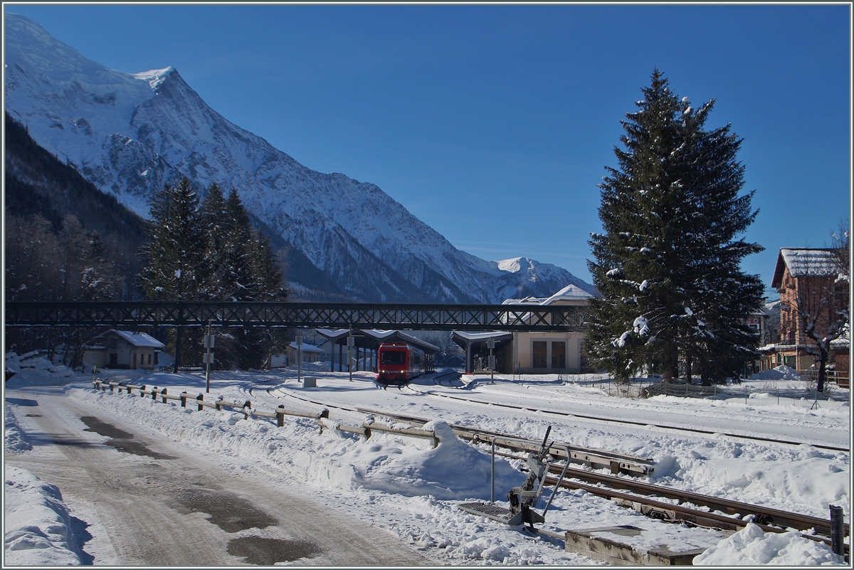 Pünktlich zur Abfahrt des Triebzuges 94 87 0001 854-2 F SNCF, der als TER 18911 von Chamonix Mont Blanc nach Vallorcine fährt, erreichten die Sonnestrahlen endlich den nördlichen Bahnhofskopf und dies vor er 3750 € Linie.
10. Feb. 2015
