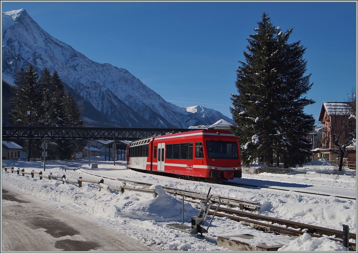 Pünktlich zur Abfahrt des Triebzuges 94 87 0001 854-2 F SNCF, der als TER 18911 von Chamonix Mont Blanc nach Vallorcine fährt, erreichten die Sonnestrahlen endlich den nördlichen Bahnhofskopf.
10. Feb. 2015