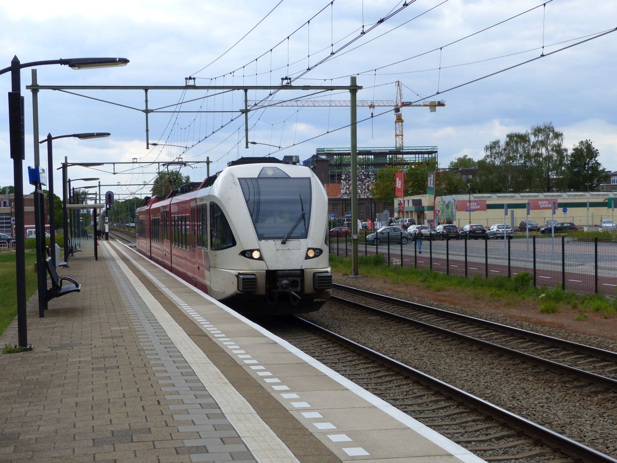 Qbuzz Stadler GTW Triebzug 6354 mit dem Name  Adriaan Volker  durchfahrt Oisterwijk 15-05-2020.

Qbuzz Stadler GTW treinstel 6354 genaamd  Adriaan Volker  doorkomst Oisterwijk 15-05-2020.