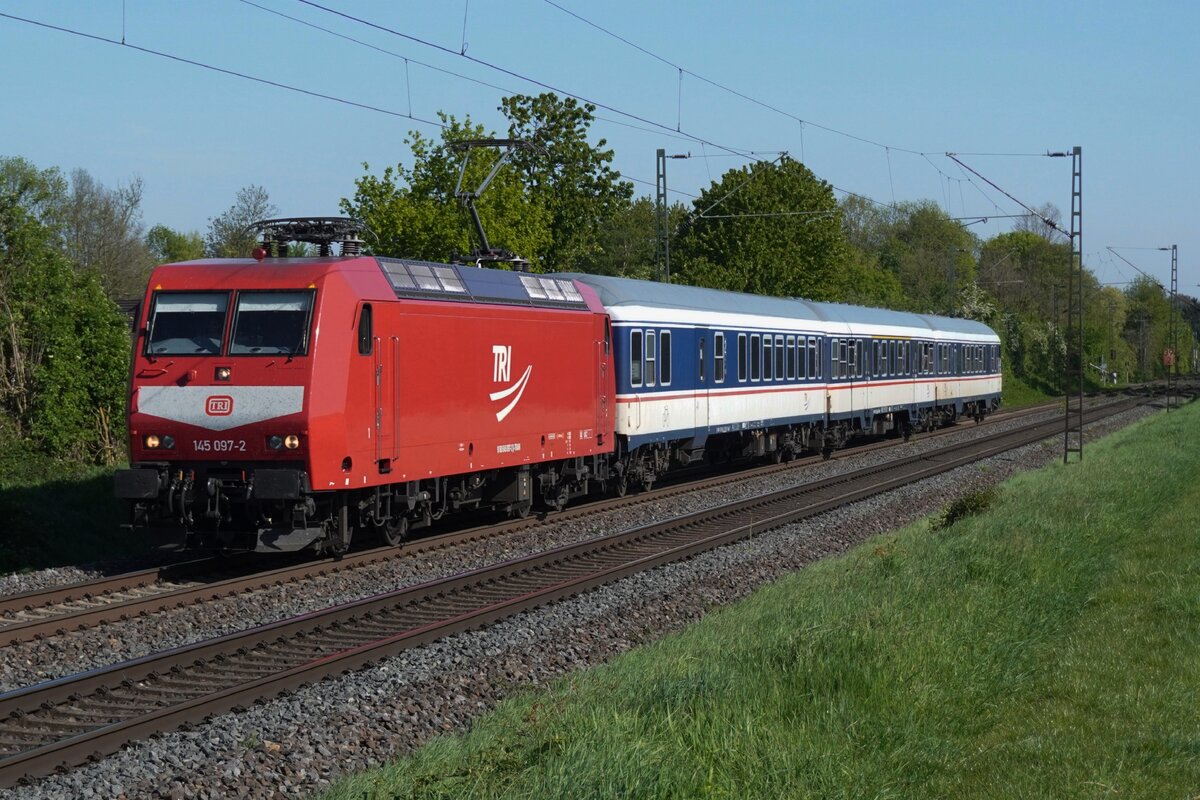 Quasi/Would-be/W�re Retro: TRI 145 097 in Himbeerrot mit Latz zieht am 24 April 2026 der RB37 durch Kaarst-Broicherseite nach Krefeld Hbf.