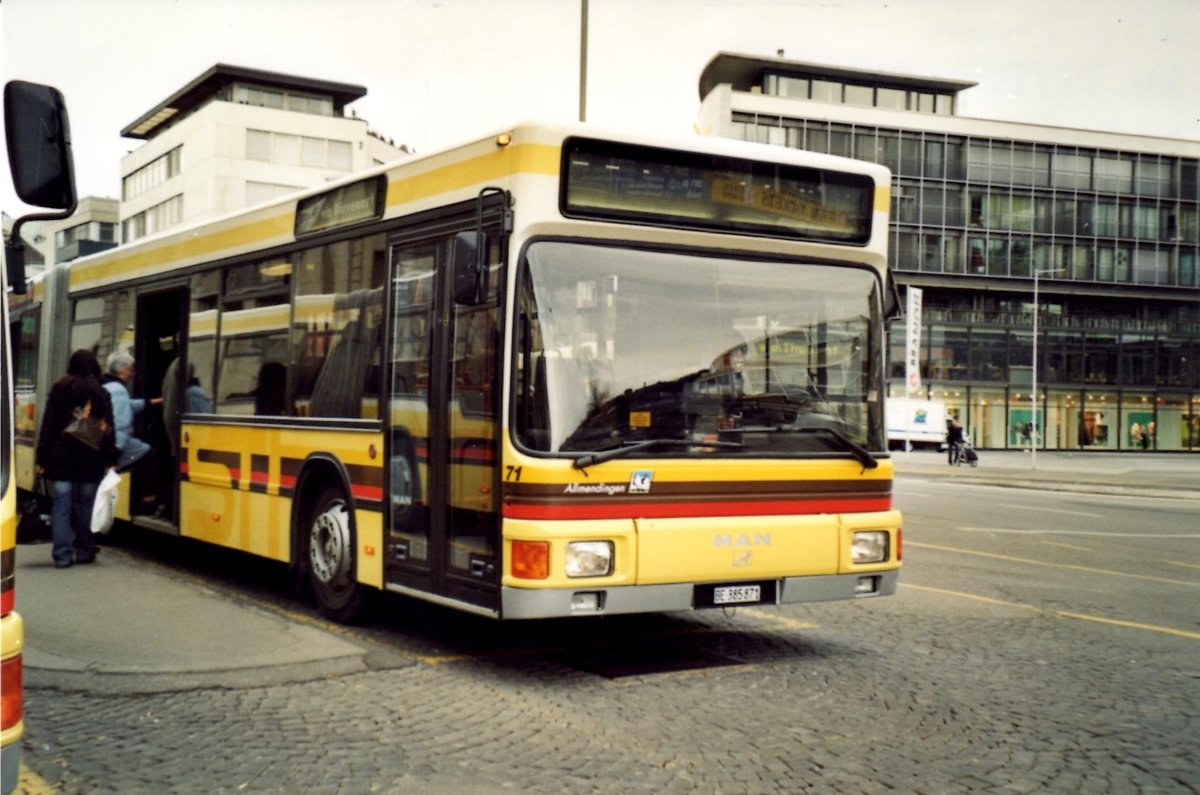 (R 4131) - Aus dem Archiv: STI Thun - Nr. 71/BE 385'871 - MAN am 12. Mrz 2021 beim Bahnhof Thun (Teilaufnahme)