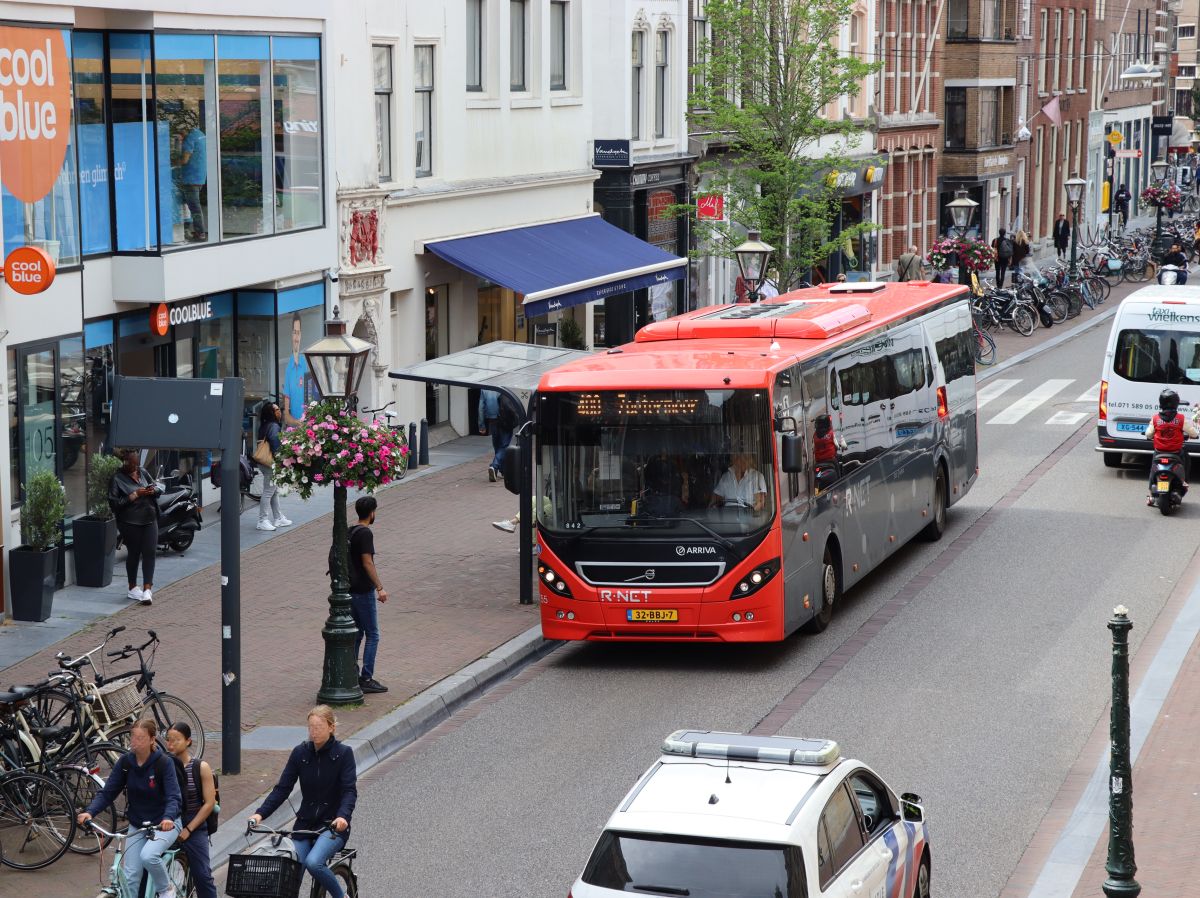 R-Net Arriva Bus 7755 Volvo 8900 Baujahr 2012. Haltestelle Breestraat, Leiden 21-06-2022.

R-Net Arriva bus 7755 Volvo 8900 bouwjaar 2012. Bushalte Breestraat, Leiden 21-06-2022.


 