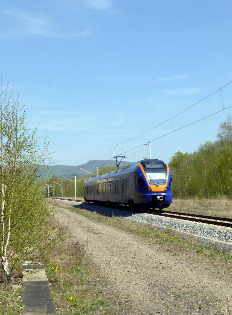 R7 (427 051) aus Bebra nach Göttingen am 24.4.15 in Eschwege-West, im alten Kanonenbahnteil des ehemaligen Berührbahnhofes.