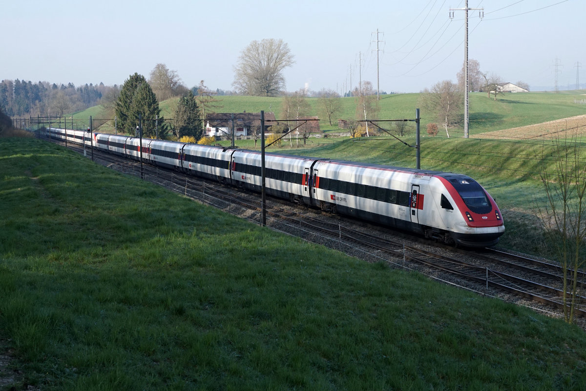 RABDe 500 als ICN 5 zwischen Wangen an der Aare und Niederbipp auf der Fahrt nach St. Gallen unterwegs am Morgen des 27. März 2020 kurz vor der Umstellung auf die Sommerzeit.
Trotz dem Coronavirus und dem starken Rückgang der Fahrgäste werden diese Züge in Doppeltraktion geführt.
Foto: Walter Ruetsch