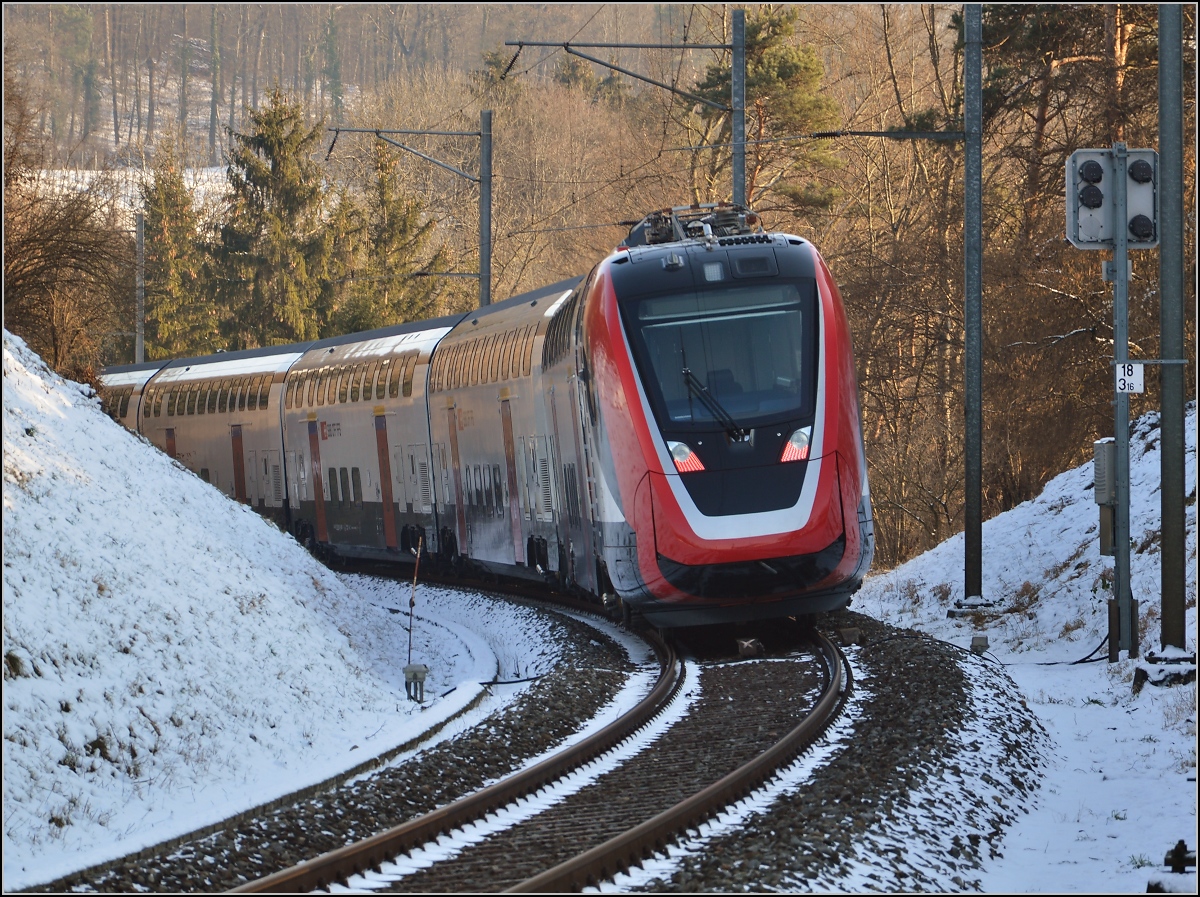 RABe 502 203-8 scheint nicht zu wanken trotz schneller Fahrt, völlig gerade auf dem Gleis, dabei war er subjektiv deutlich schneller als der nachfolgende GTW. Möglicherweise eine Testfahrt mit aktivierter WAKO. Ossingen, Januar 2016. 