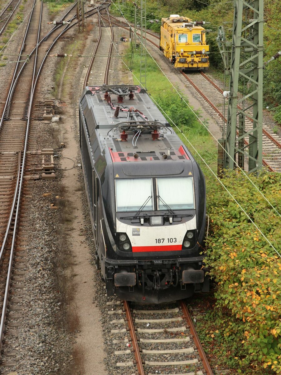 Rail Force One Lokomotive 187 103-7 (91 80 6187 103-7 D-DISPO) Nierenbergerstrasse, Emmerich am Rhein 03-11-2022.

Rail Force One locomotief 187 103-7 (91 80 6187 103-7 D-DISPO) gehuurd van MRCE. Viaduct Nierenbergerstrasse, Emmerich 03-11-2022.