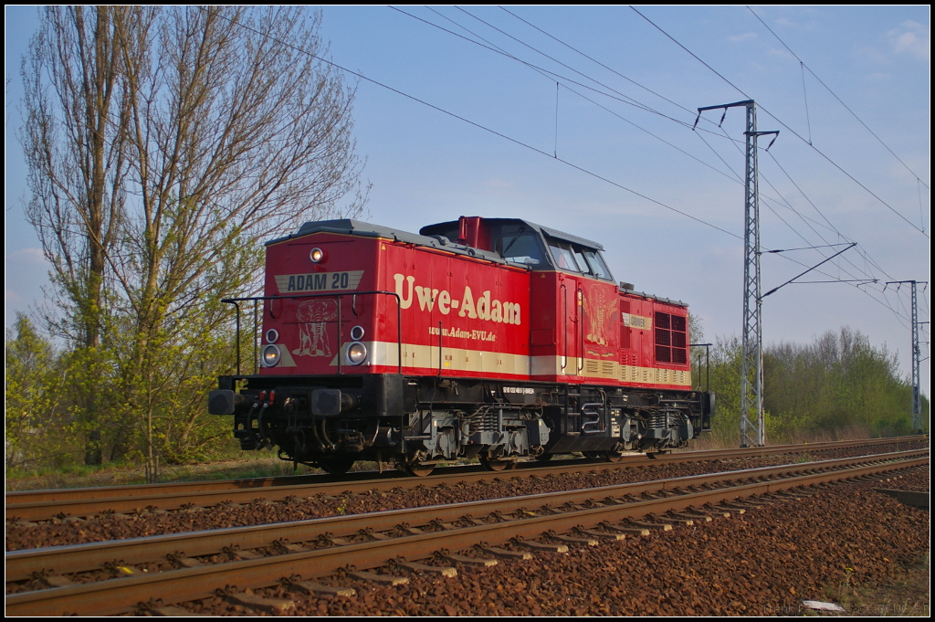 Raildox 202 466-9 solo in Berlin Wuhlheide, 24.04.2015
<br><br>
Angemietet im März 2015 von Uwe Adam (ADAM 20  Gauner ). Die Lok wurde ursprünglich 1972 von LEW an die DR als 110 466-0 ausgeliefert. Im Jahr 1979 erhielt die Lok einen 1200 PS starken Motor. Die Umzeichnung in 202 466-9 erfolgte dann 1992. z-Stellung und Ausmusterung dann 2000. Im Jahr kam die Lok zum Schienenfahrzeugzentrum Stendal (SFZ). Der weitere Weg: boxXpress, EMN, BCB, dann 2009 zu Uwe Adam. Vermietet wurde sie u.a. an METRANS und EBS.